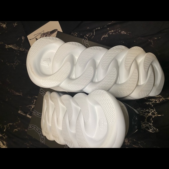 Authentic Versace Chain Reaction Runner - Picture 6 of 7